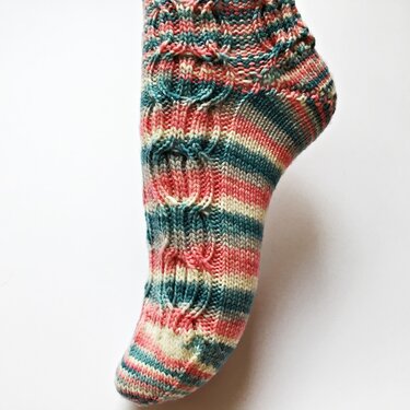 Gestrickte Damensocke in Koralle, Türkis und Creme mit Zopfmuster