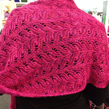 Magenta gestricktes Lacetuch mit Blatt-Ajourmuster über den Schultern
