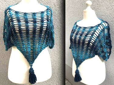 Gehäkelter Poncho in Blau- und Türkistönen mit vertikalem Lochmuster und Quaste auf Schaufensterpuppe, Vorderansicht.