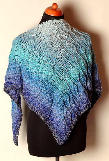 Gehäkeltes Dreieckstuch mit Türkis‑Blau‑Verlauf und Blatt‑Lace‑Muster auf Schaufensterpuppe