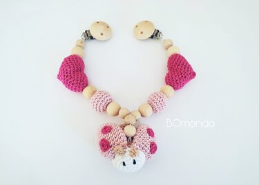 Rosa Häkel-Babykette mit Holzperlen, zwei Häkelherzen, Häkelfigur und Holzclips