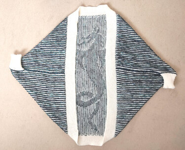 Offener gestrickter Seelenwärmer, blau-weiß gestreift, mit breiter cremefarbener Frontblende, flach ausgelegt.