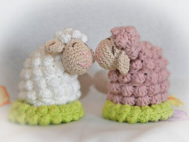 Schafe mit Wiese Tischdeko oder Eierwärmer zu Ostern und Frühlingsdeko - Häkeln