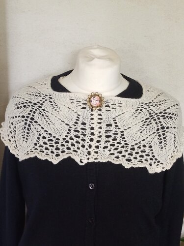 Anleitung Schulterwärmer stricken mit Blattmuster und Lochmuster