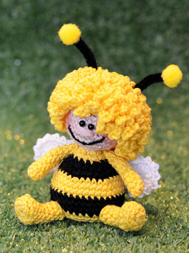 Frühlingsboten Biene mit Honigtopf auf Wabenunterlage - Häkeln