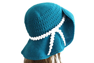 Türkiser gehäkelter Sommerhut mit breiter Krempe und weißer Zierschleife