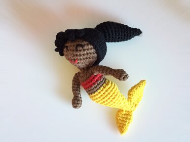Amigurumi-Meerjungfrau mit brauner Haut und gelbem Schwanz