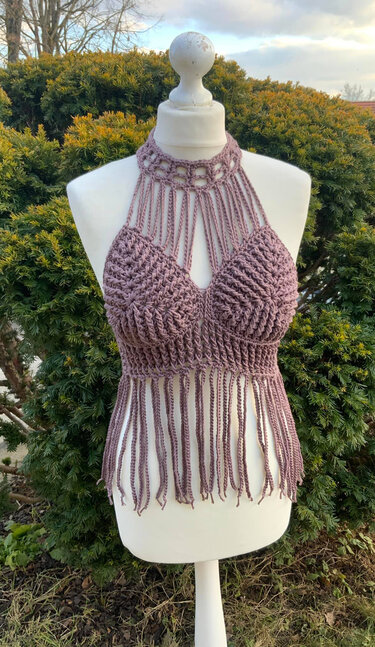 Mauvefarbenes gehäkeltes Neckholder-Top mit Fransen auf einer Schneiderpuppe