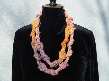 Strickanleitung Halsschmuck "geknotete Kette"