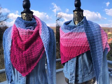 Gehäkeltes Dreieckstuch in Pink- und Blautönen mit Lochmuster an einer Schneiderpuppe über einer Jeansjacke.