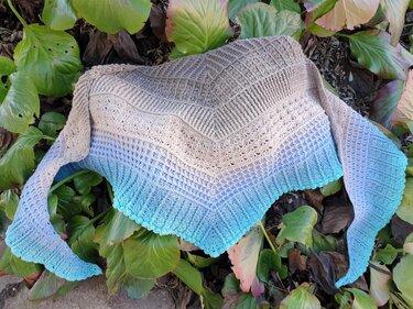 Mix of Six - flaches kuscheliges Dreieckstuch mit 6 Mustern - Häkeln