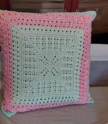 Quadratischer gehäkelter Kissenbezug in Mint mit rosa Rand und Sternmotiv