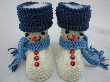 Strickanleitung Babystiefelchen "Schneemann" in 4 Größen