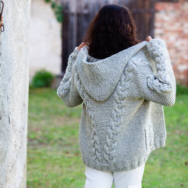 Anleitung Strickjacke mit Zopfmuster und großer Kapuze - Stricken