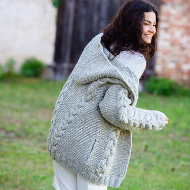 Anleitung Strickjacke mit Zopfmuster und großer Kapuze - Stricken