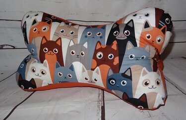 Genähtes knochenförmiges Kissen aus Katzenstoff mit orangefarbener Paspel