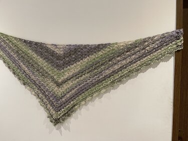 Gehäkeltes Dreieckstuch in Grün-, Grau- und Beigetönen mit gewellter Kante