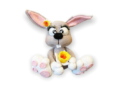 Niedlicher gehäkelter Amigurumi-Frühlingshase mit Blumen und ausdrucksstarken Wimpern
