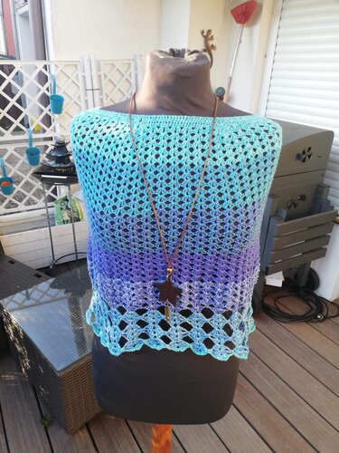Gehäkelter Kurzponcho in Türkis und Lila mit Lochmuster auf Schneiderpuppe