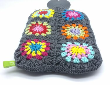Gehäkelter grauer Wärmflaschenbezug mit sechs bunten Blumen-Granny-Squares