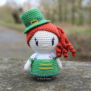 Gehäkelte Glückspuppe mit roten Locken und grünem Zylinderhut