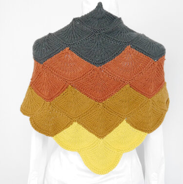 Gestricktes Dreieckstuch mit Chevron- und Wellenmuster in Grau, Rostorange, Senf und Gelb