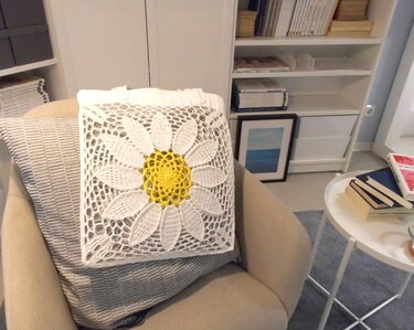 Häkelvorderteil für Shopper mit Margeritenmotiv auf einem Sessel