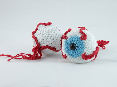 Eerily beautiful Eyeballs - Free Crochet Pattern