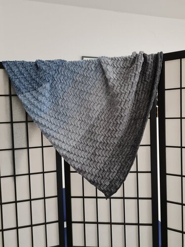 Gestricktes Dreieckstuch in Blau
Grau mit strukturiertem Muster, drapiert