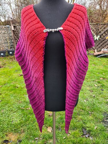 Gehäkeltes Verlaufstuch in Koralle und Violett mit Rippenstruktur auf schwarzer Schneiderpuppe, vorn mit Schließe