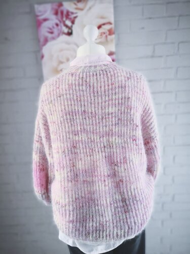 Rückansicht einer rosa-melierten, flauschigen Strickjacke mit Rippenmuster auf einer Schneiderpuppe