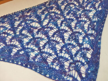 Gestricktes Dreieckstuch in Blau und Lila mit filigranem Lochmuster