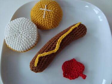 Häkelanleitung Bratwurst im Brötchen mit Senf und Ketchup