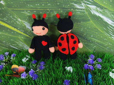 Zwei gehäkelte Marienkäfer-Amigurumi: links Vorderansicht mit Herzapplikation, rechts Rückansicht mit roten Flügeln und schwarzen Punkten auf grünem Gras