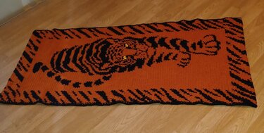 Gehäkelte rechteckige Decke mit schwarzem Tiger-Motiv auf orangefarbenem Grund