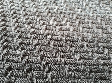 Shioma -  Zopfoptik ohne zu zopfen,  gestricktes Tuch - Stricken