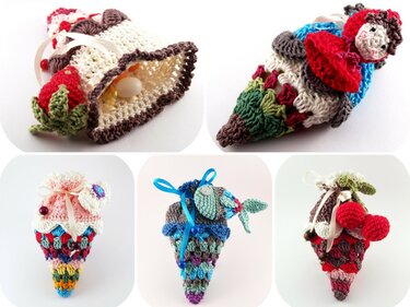 Collage aus fünf farbigen, gehäkelten Schultüten- und Eiswaffel-Anhängern mit Schleifen, Blüten, Erdbeeren, Kirschen, einem Fisch und einer Puppenfigur