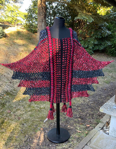 Boho-Häkelponcho in Rot- und Grautönen mit gestuften Kanten und Quasten