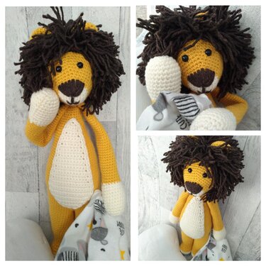 Handgehäkelter gelber Amigurumi-Löwe mit brauner Mähne und cremefarbener Bauch- und Pfotenpartie