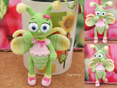 Gehäkelte grün-rosa Amigurumi-Fee mit gestreiften Flügeln vor einem Topf mit Sonnenblumenmotiv.