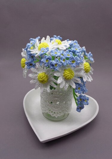 Margeriten und Vergissmeinnicht Häkel-Deko - einfach aus Wollresten - Häkeln