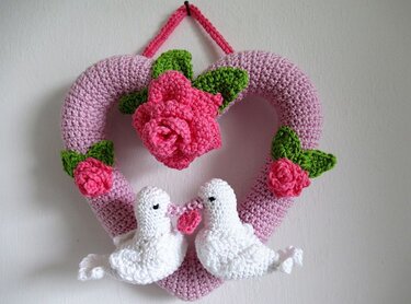 Häkelanleitung: Türkranz Herz mit Tauben