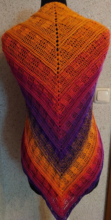 Gehäkeltes Dreieckstuch mit Farbverlauf von Orange zu Violett und offenem Häkelmuster