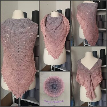 Häkel‑Dreieckstuch in Rosa und Mauve mit Spitzenkante auf Schneiderpuppe