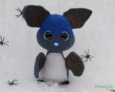 Gehäkeltes Fledermaus-Amigurumi mit abgesetztem Kopf, angenähten Flügeln und großen Augen