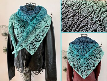 Gehäkeltes Dreieckstuch in Blau‑Türkis mit Blattmuster auf einer Schneiderpuppe mit schwarzer Lederjacke drapiert.