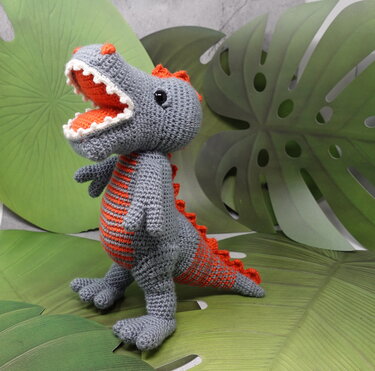 Dino T-Rex - Thyrannosaurus - REX stehend in Grau - Häkeln