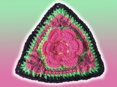 farbenfrohes, halbrundes Tuch „Matrigal“ - Häkeln