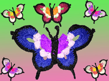 Mehrere bunte, handgehäkelte Schmetterlings-Applikationen mit schwarzer Kontur auf grün-pink Verlauf