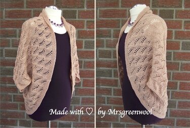 Beigefarbener gestrickter Seelenwärmer mit Ajourmuster auf Schaufensterpuppe